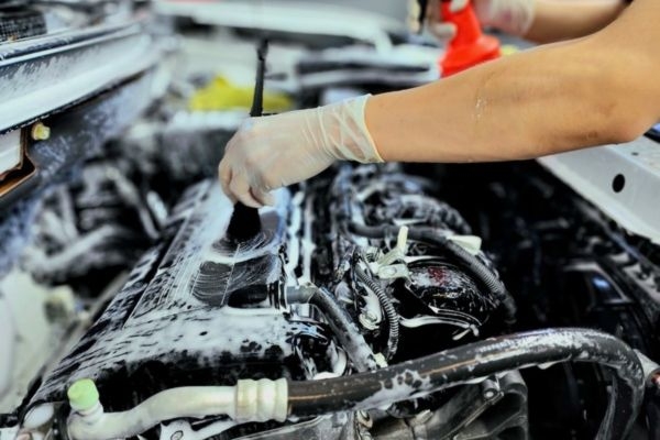 Cập nhật báo giá vệ sinh khoang máy ô tô chi tiết năm 2026