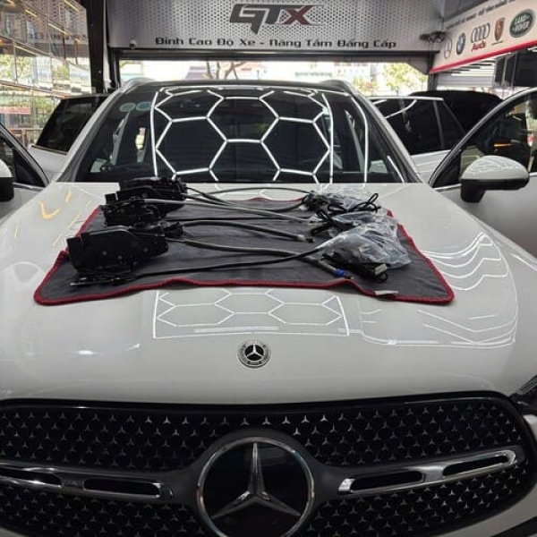 Cửa hít Mercedes chính hãng, lắp đặt qua giắc cắm zin