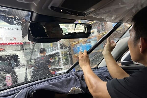 Dán phim cách nhiệt kính lái ô tô có những lợi ích nào?