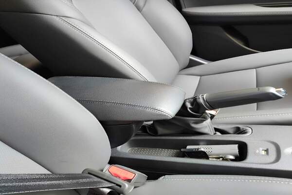 BỆ TỲ TAY Ô TÔ