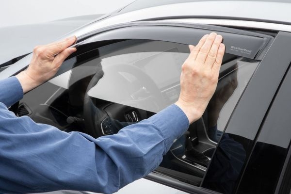 Hướng dẫn lắp vè che mưa đơn giản tại nhà