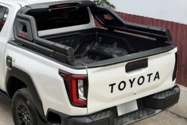 VAI THỂ THAO TOYOTA HILUX