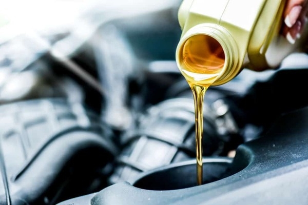 Xe ô tô mới mua chạy bao lâu thay nhớt?
