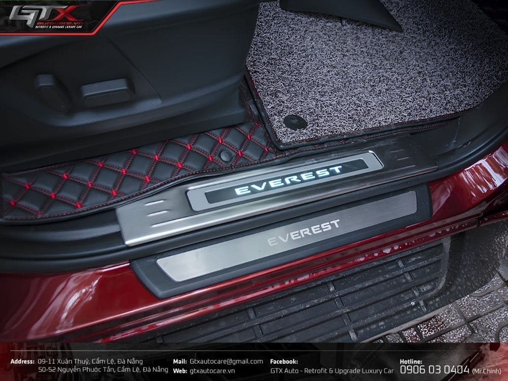 Bệ bước chân với thiết kế theo chuẩn form xe Everest