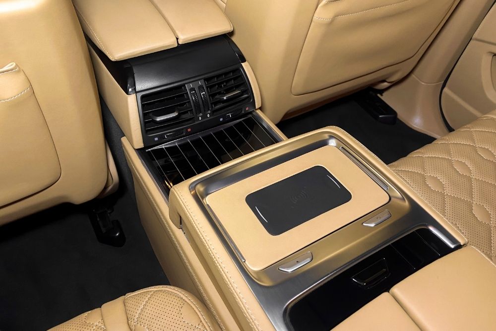 Bọc da bệ tay màu kem BMW