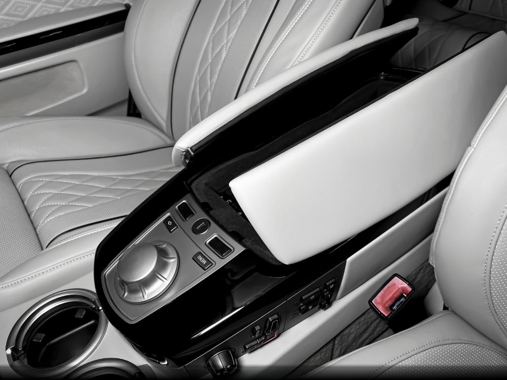 Bọc da phần thân ngựa màu trắng BMW 