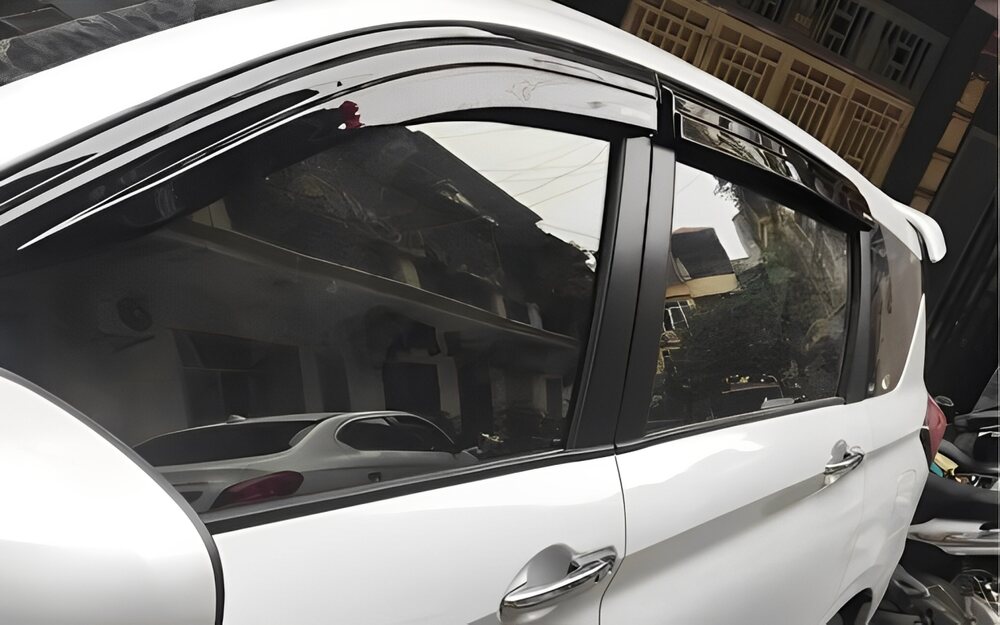 Lắp đặt vè che mưa Ertiga cho xe Suzuki