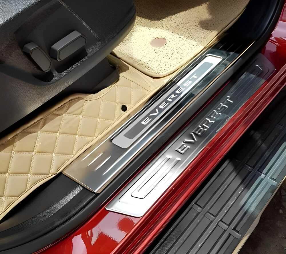 Ốp bệ bước chân Ford Everest - dễ dàng vệ sinh, lau chùi  