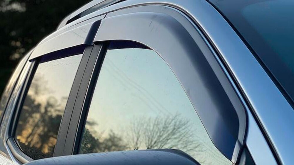 Vè che mưa ô tô giúp ngăn nước mưa hắt vào trong xe