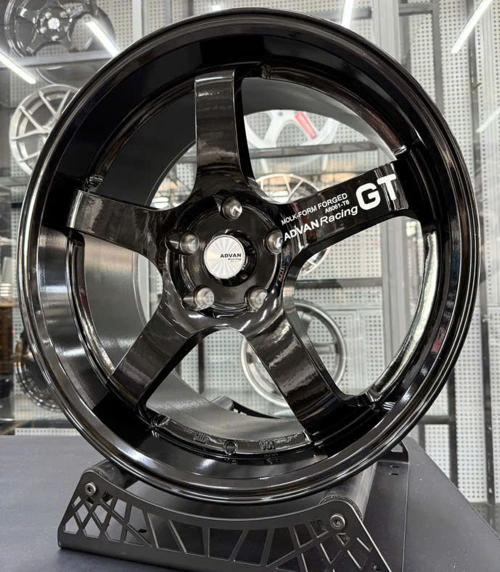 Advan Racing GT cùng phối màu Gloss Black