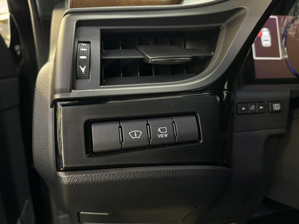 Bật tắt chức năng HUD có biểu tượng kính chắn gió và chữ “i”  trên Lexus ES (2019-2024)