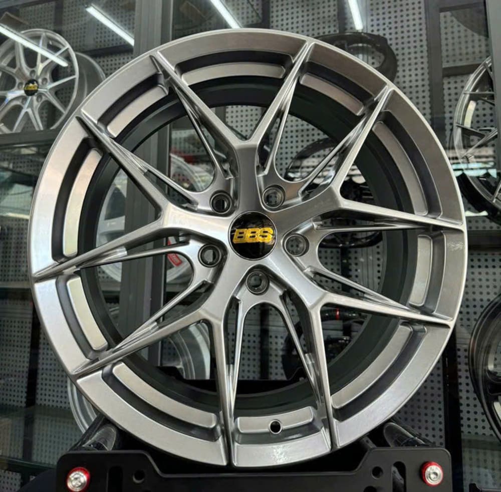 BBS đa chấu với màu xám cá tính