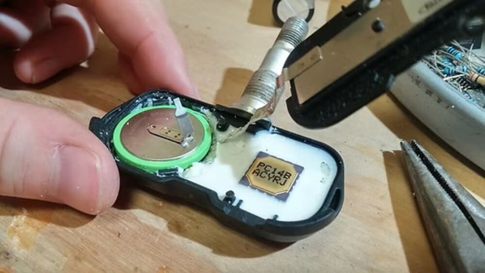 Bên trong cảm biến áp suất lốp