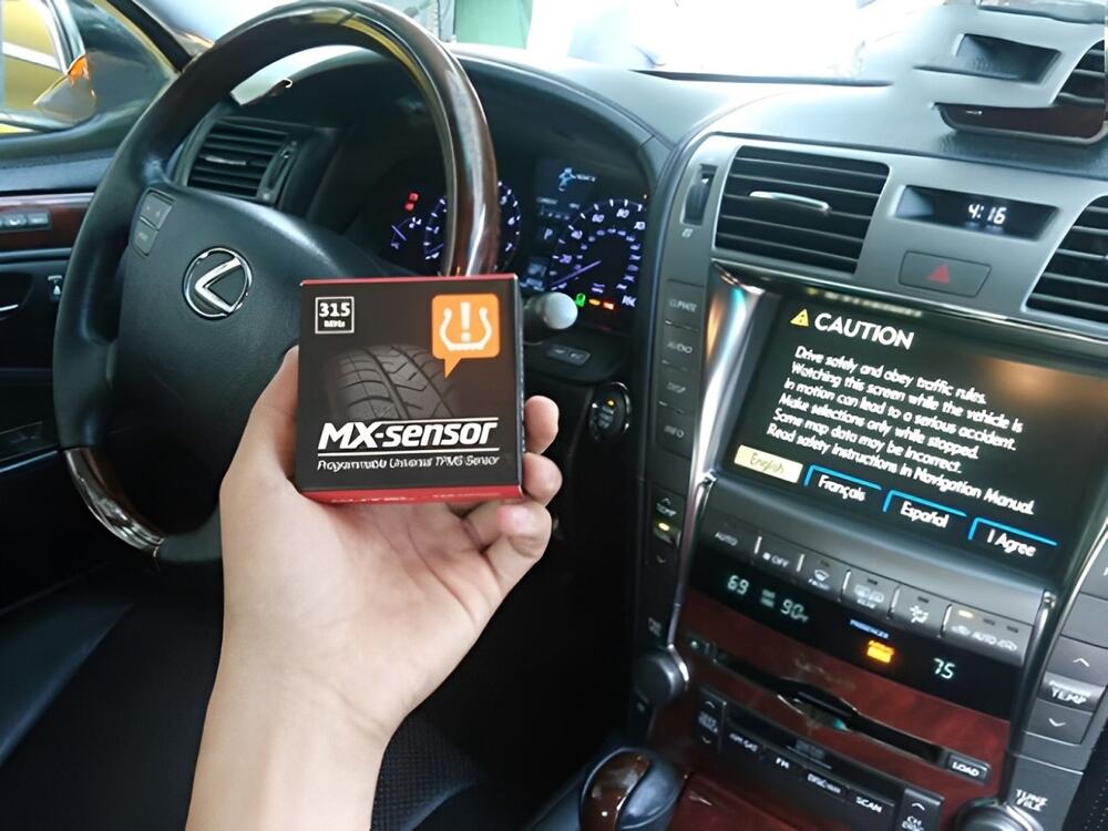 Bộ cảm biến áp suất lốp trên xe Lexus