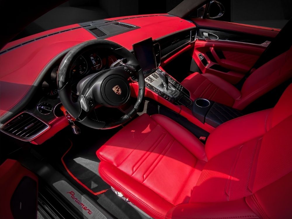 Bọc da đổi màu cho tapi cửa, tỳ tay, taplo xe Porsche