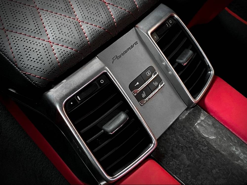 Bọc da đổi màu thân con ngựa Porsche Panamera 
