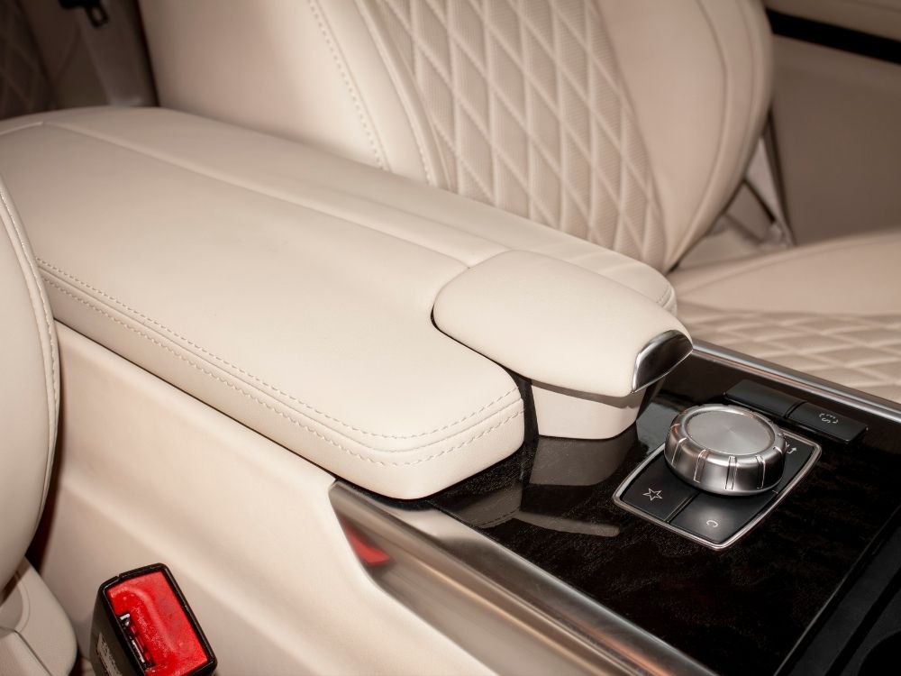 Bọc da thân con ngựa xe Mercedes C200