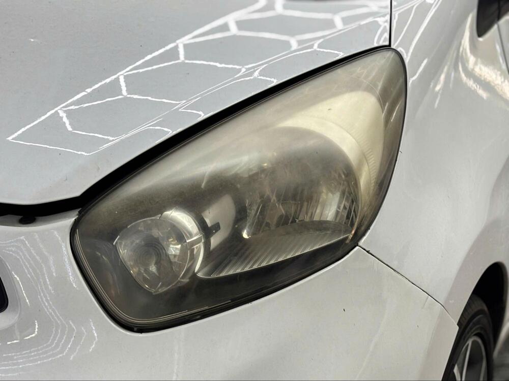 Bụi bẩn gây ố vàng đèn ô tô