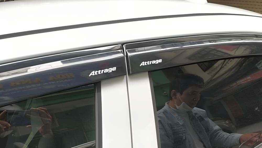 Các bước lắp đặt vè che mưa cho Mitsubishi Attrage