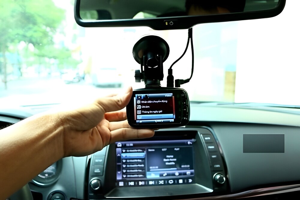 Cách sử dụng camera hành trình ô tô cho người mới