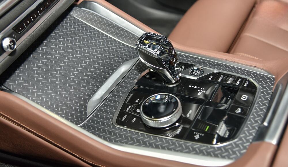 Cần số và núm xoay được làm bằng chất liệu pha lê