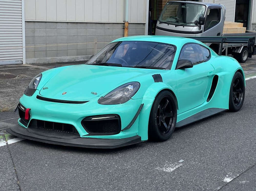 Cayman màu xanh mint với wide body kit