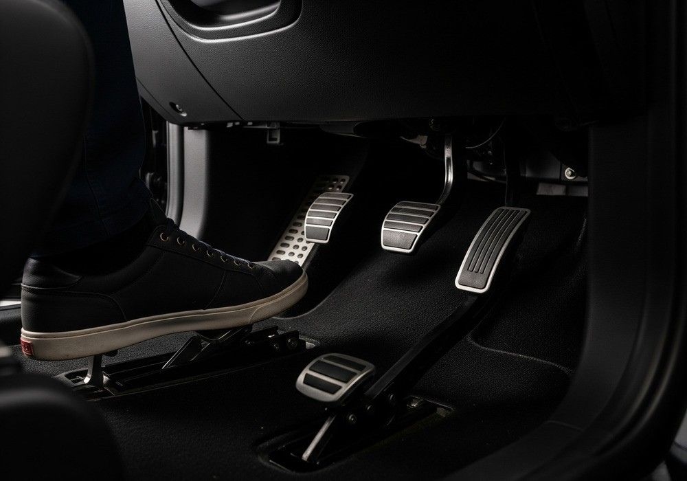 Chân phải đạp ga và phanh