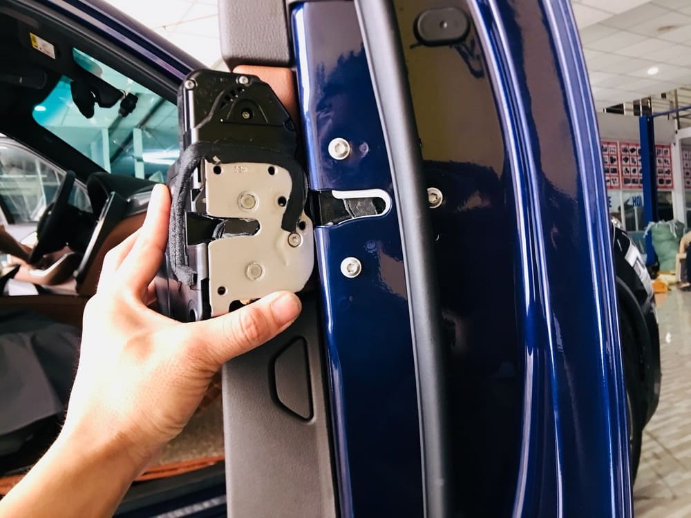 Chi phí lắp đặt cửa hit ô tô
