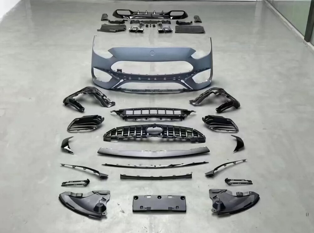 Chi tiết của Mercedes C-Class độ body kit Mercedes C63