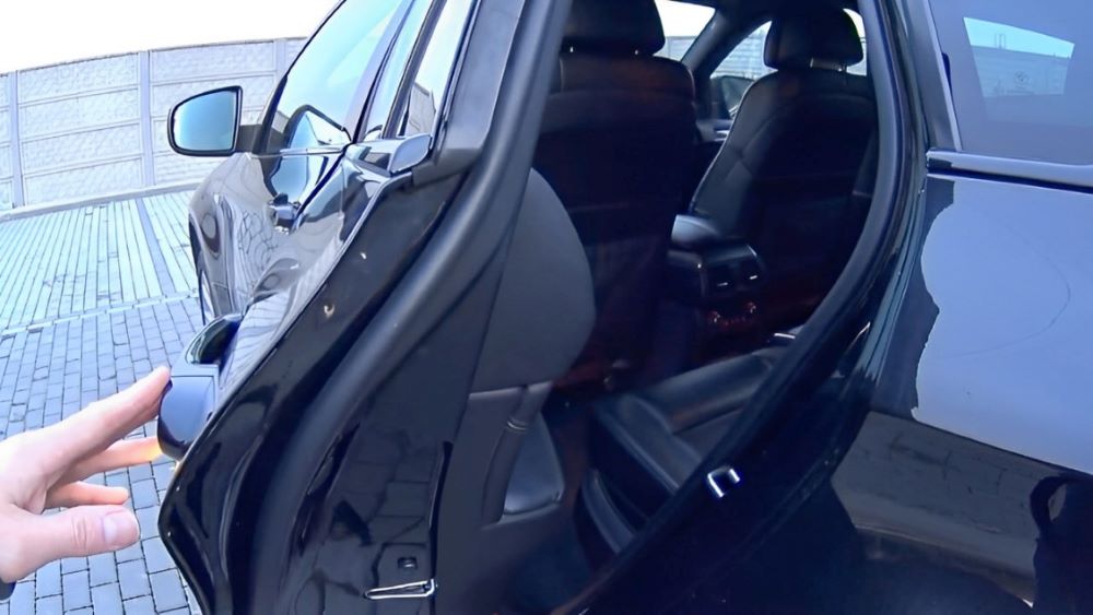 Cửa hít BMW