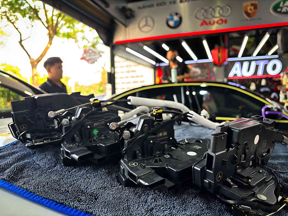 Cửa hít Mercedes chính hãng theo xe