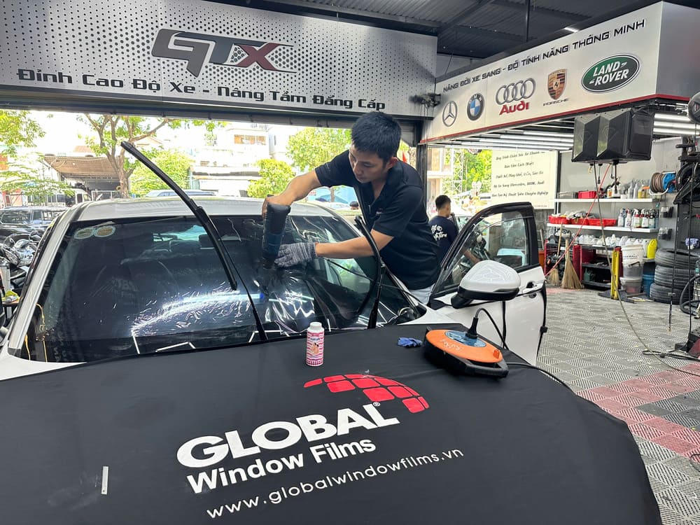 Dán phim cách nhiệt giúp bảo vệ khoang nội thất