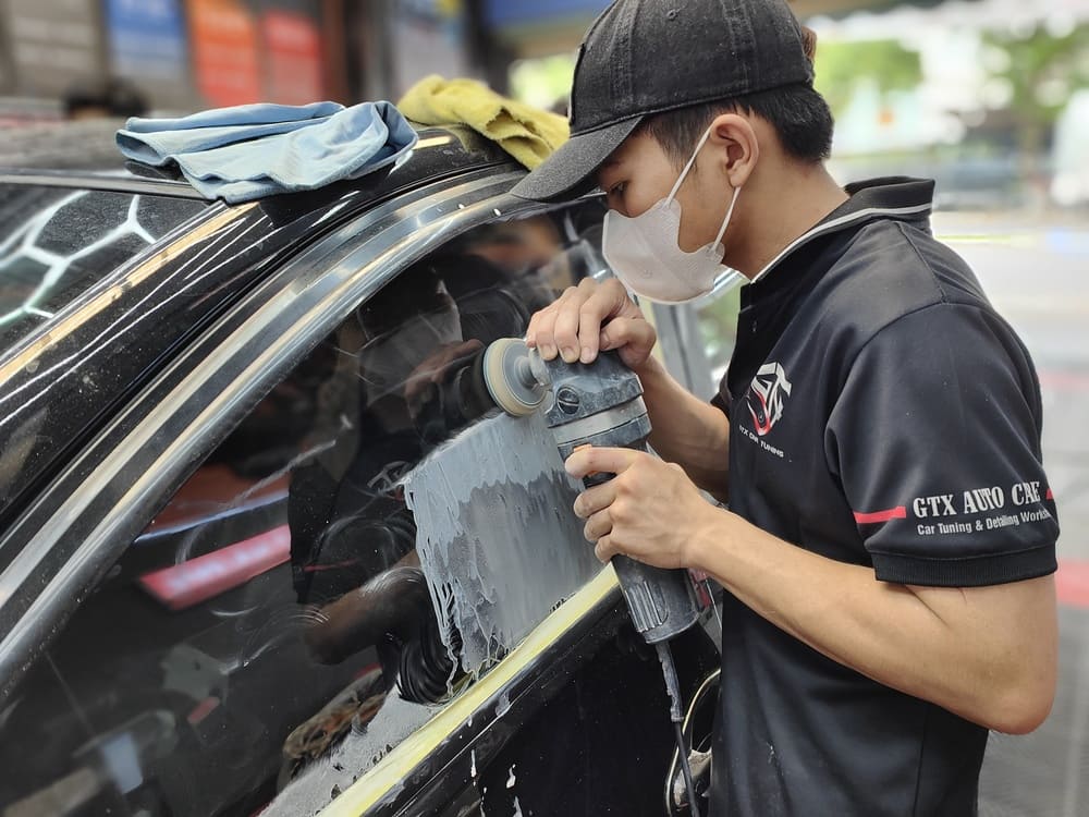 Đánh bóng xoá xước kính cho xe