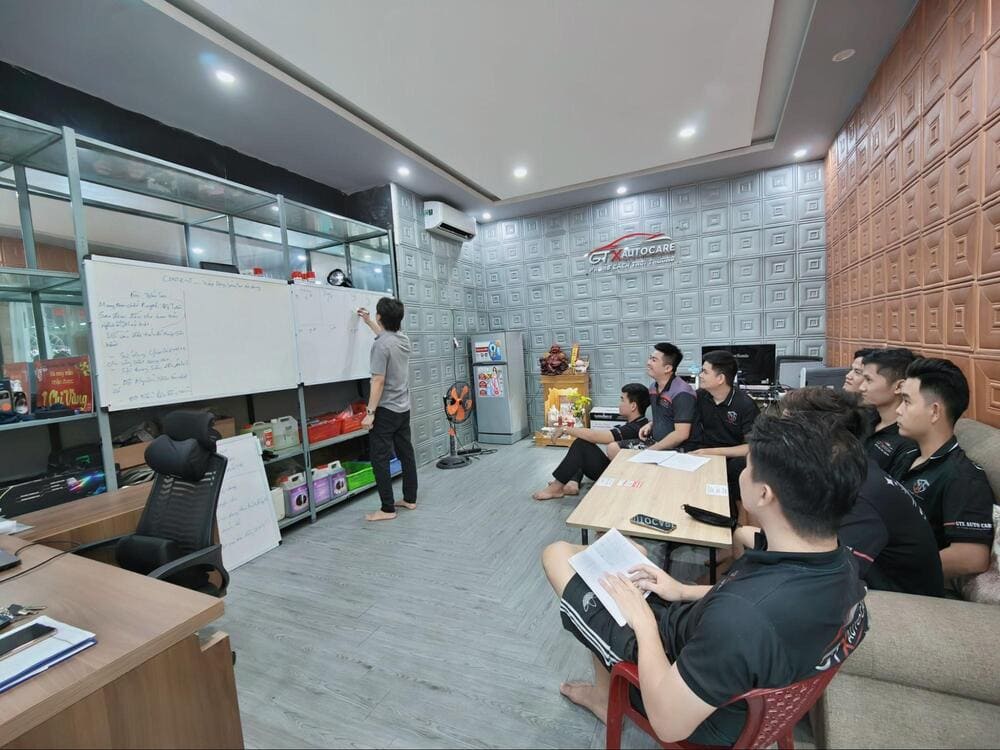 Đào tạo kỹ thuật điện tại showroom GTX Auto Care