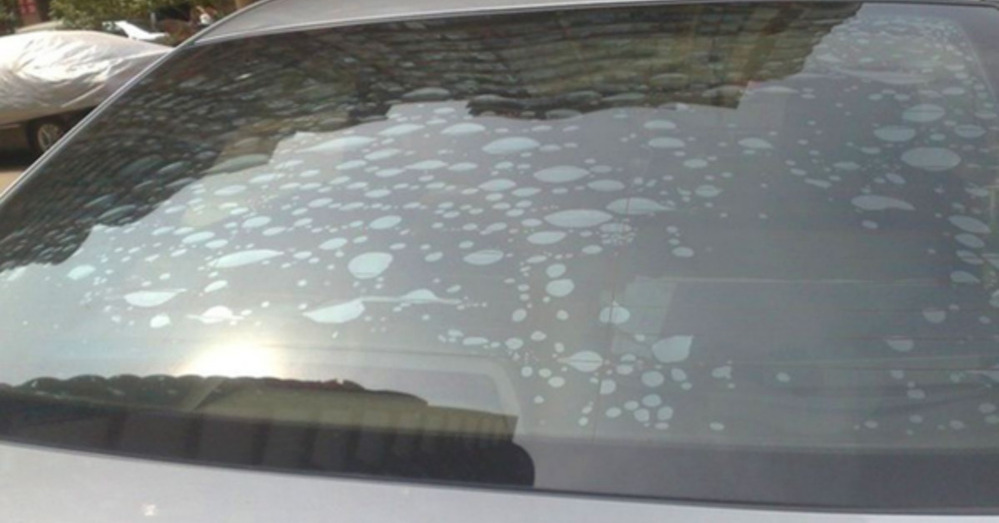 Dấu hiệu khiến kính xe ô tô bị ố
