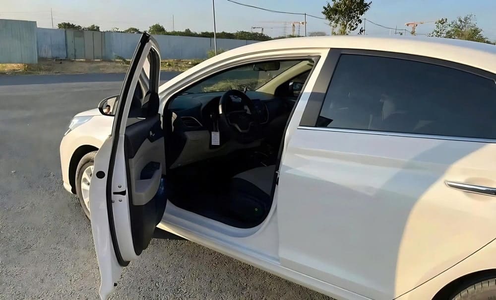 Đậu và mở cửa xe dưới ánh nắng mặt trời để khử mùi hiệu quả