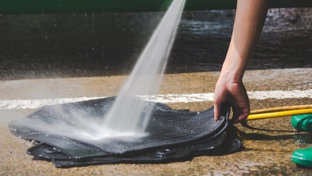 Dễ dàng vệ sinh thảm lót sàn cao su đúc