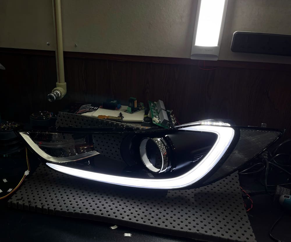 Đèn LED được gắn trên ô tô