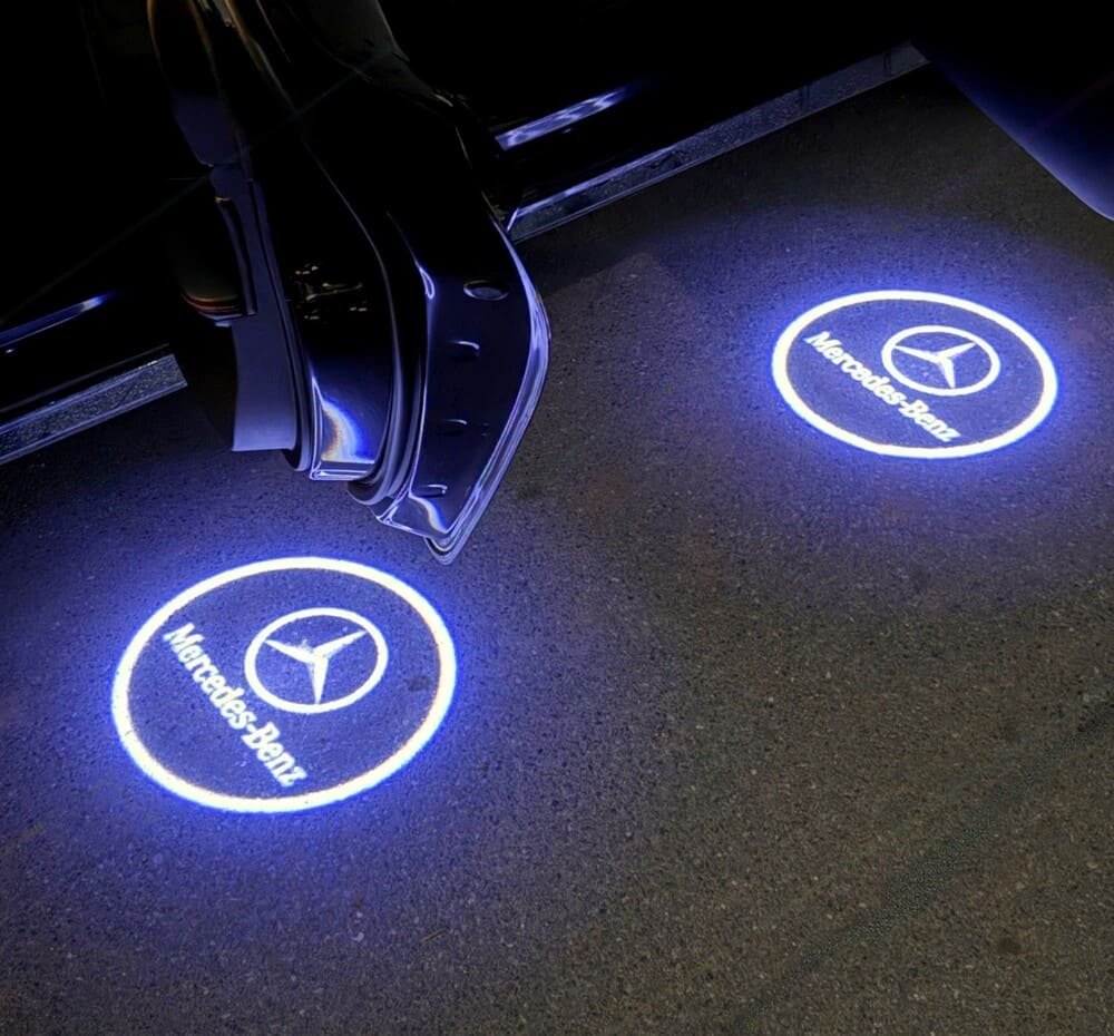 Đèn rọi logo Mercedes gắn ở cửa