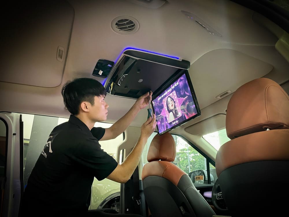 Lắp đặt màn hình trần xe cho ô tô tại GTX Auto Care