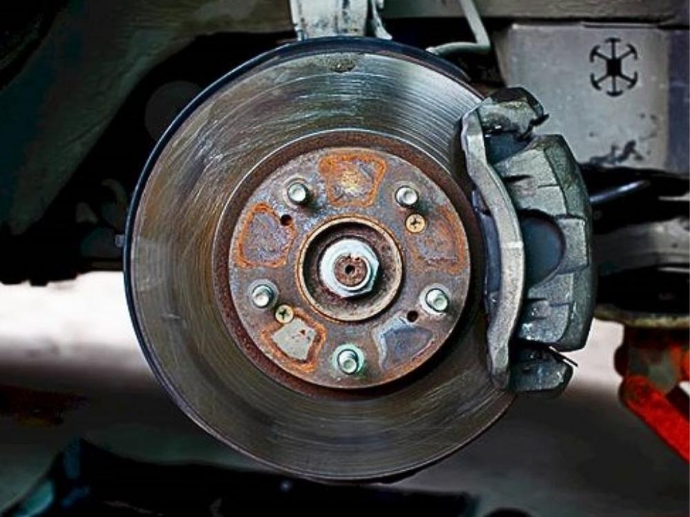 Đĩa phanh bị gỉ sắt, hư hỏng