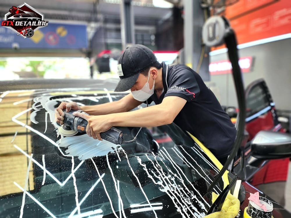 Dịch vụ tẩy ố kính xe ô tô chuyên nghiệp tại GTX Auto Care