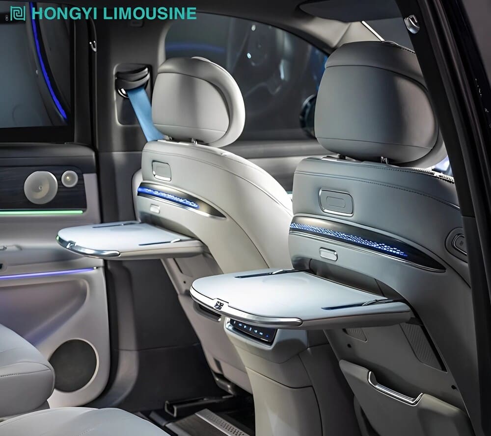 Độ bàn làm việc tiện nghi với xe Mercedes V250 