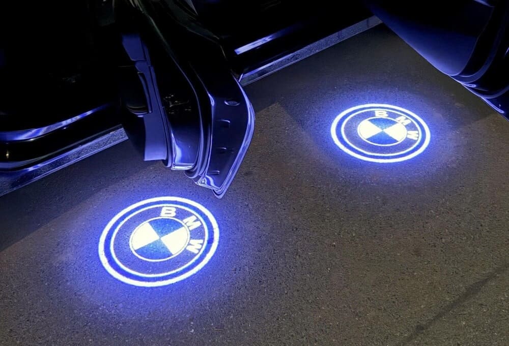Độ đèn rọi logo BMW tăng tính thẩm mỹ