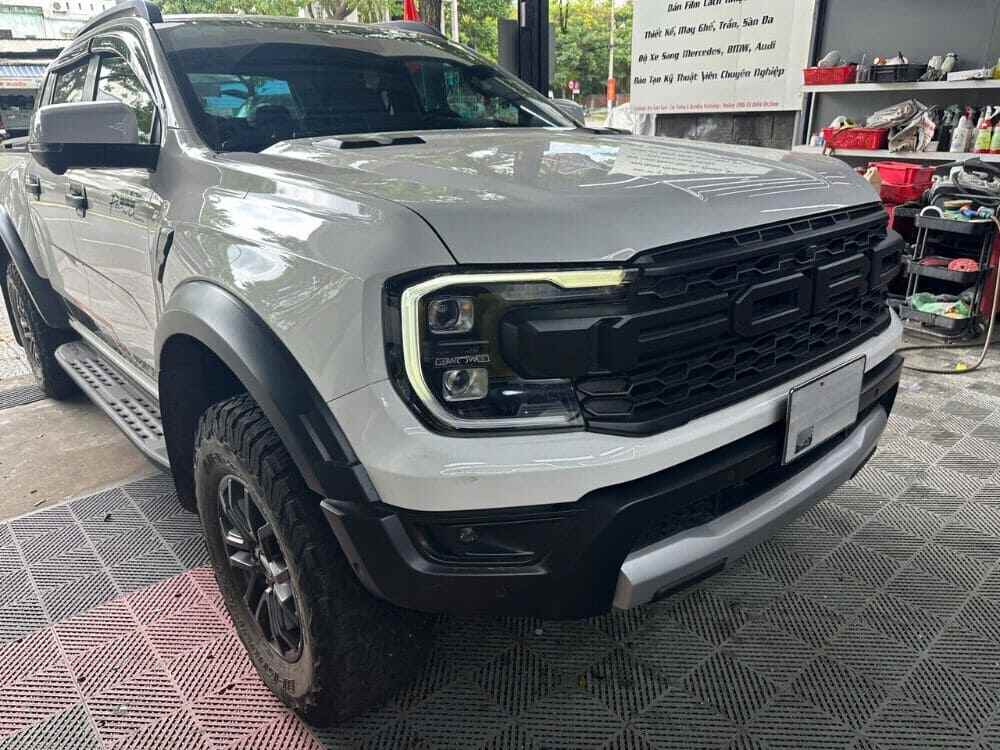 Độ Ford Ranger trắng tinh tế 