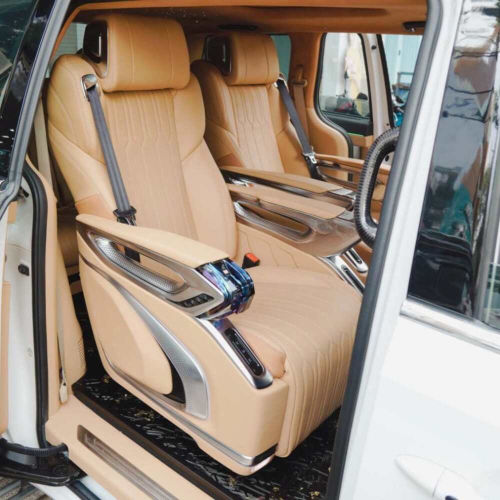 Độ limousine xe Kia Sedona trên nền ghế zin