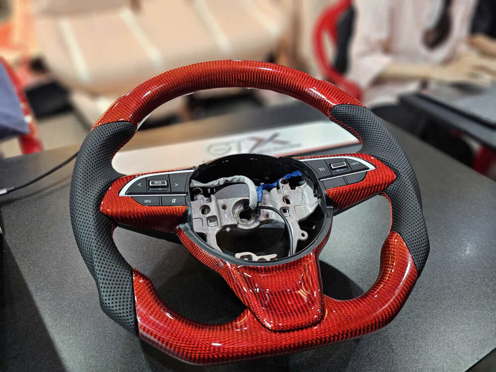 Độ vô lăng carbon fiber màu đỏ