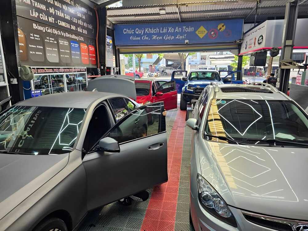 Đổi màu nội thất cho ô tô tại showroom GTX