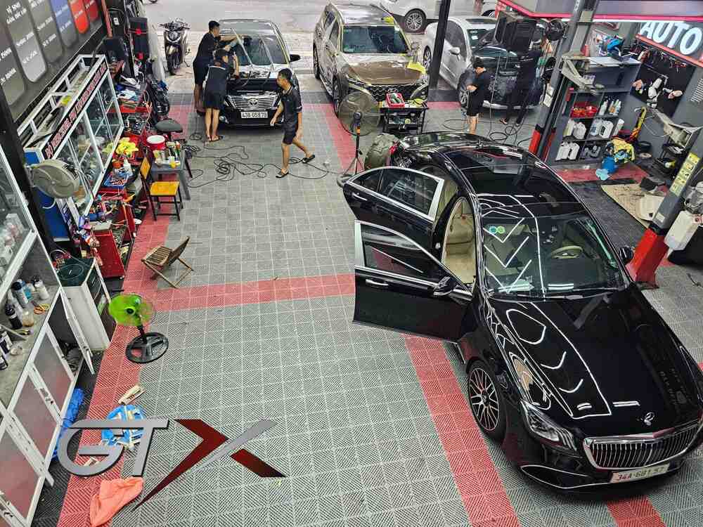 Đội ngũ kỹ thuật kiểm tra xe trước khi tiến hành lắp đặt body kit