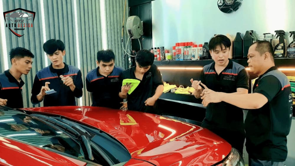 Đội ngũ nhân viên được đào tạo tại GXT Auto Care